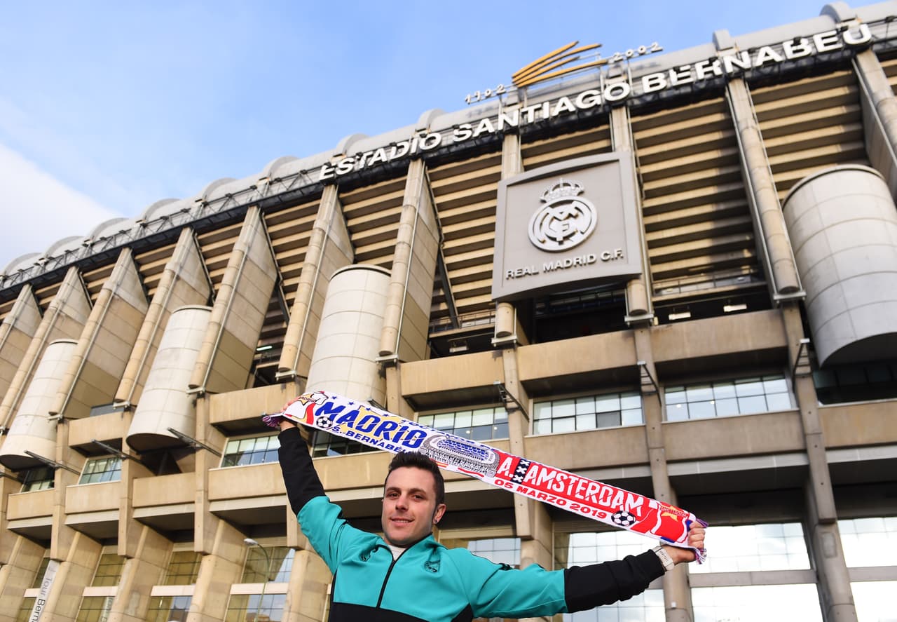 La intensidad de los hinchas de Real Madrid se sintió en el estadio Santiago Bernabéu, mientras los de Ajax llegaron a sitios como la Puerta del Sol y la Plaza Mayor en las calles de la capital española para el juego de vuelta de los Octavos de Final de la Champions League.