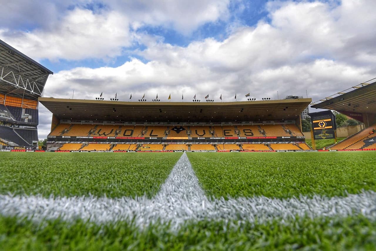 El campo antes de iniciar el enfrentamiento entre los Wolves y Turin.
