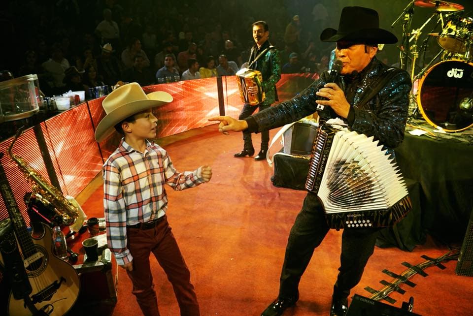 En las presentaciones de 'los jefes de jefes' no pueden faltar los niños y Jorge Hernández siempre los invita a cantar con él algunos de sus éxitos.