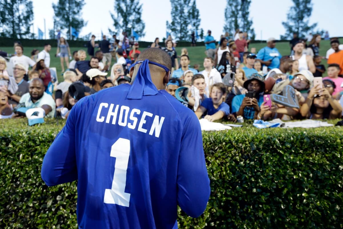El #1 de los Panthers siempre perseguido para un autógrafo. (Foto: AP/Gerry Broome)