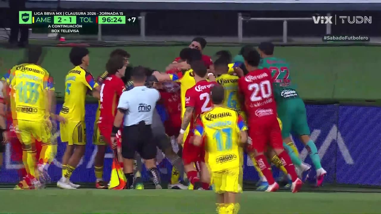 ¡Hay golpes y manotazos en el América vs. Toluca tras expulsión de Helinho!