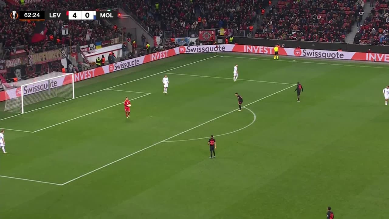 ¡TIRO ATAJADO! disparo por Noah Mbamba.