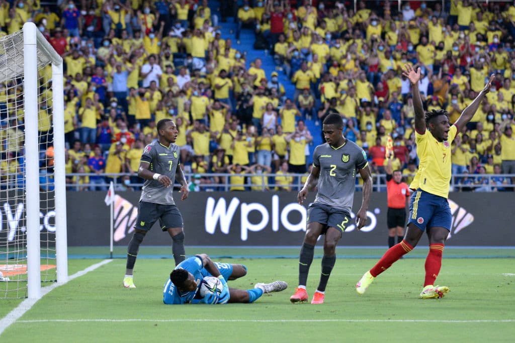Con polémicas del VAR, Colombia y Ecuador no logran romper el empate 0-0 y se conforman con un punto.