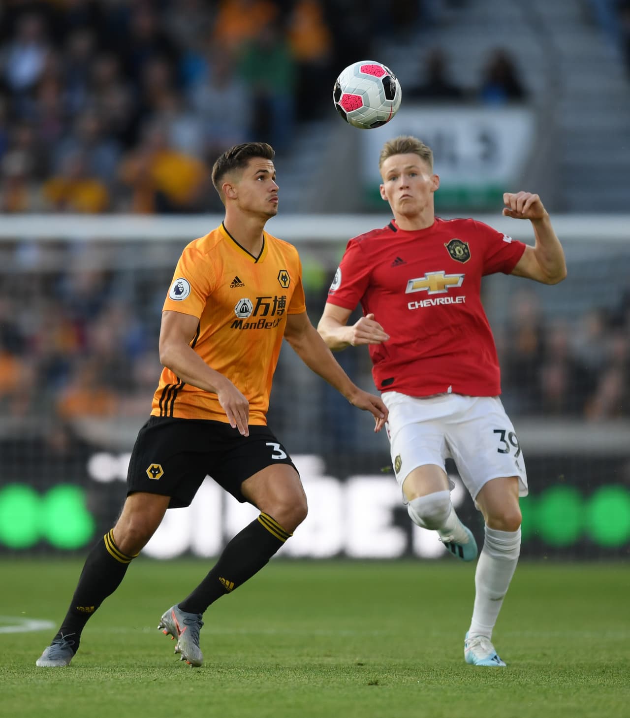 Tras la anotación del ManU, los Wanderers no se rinden. Scott McTominay busca el balón.