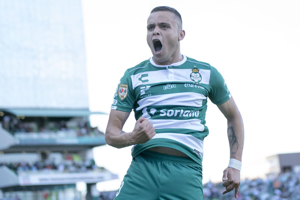 Con un soberbio remate, el delantero uruguayo Jonathan Rodríguez anotó el 2-1 para Santos al minuto 57.