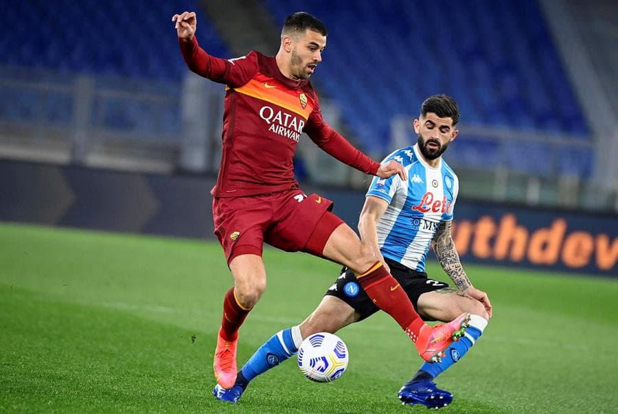 Napoli se impone 2-0 al AS Roma con doblete de Dries Mertens durante la Jornada 28 en la Serie A. El mexicano Hirving Lozano finalmente supera su lesión y regresa a las canchas, esta vez entró al minuto 73 por Elmas.