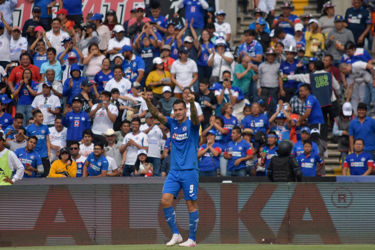 Y a los 15 minutos el marcador se volvía a sacudir. El delantero argentino Milton Caraglio le da el 2-0 al Cruz Azul, gracias a sendo remate de cabeza desde el corazón del área, en una definición brillante del espigado atacante.