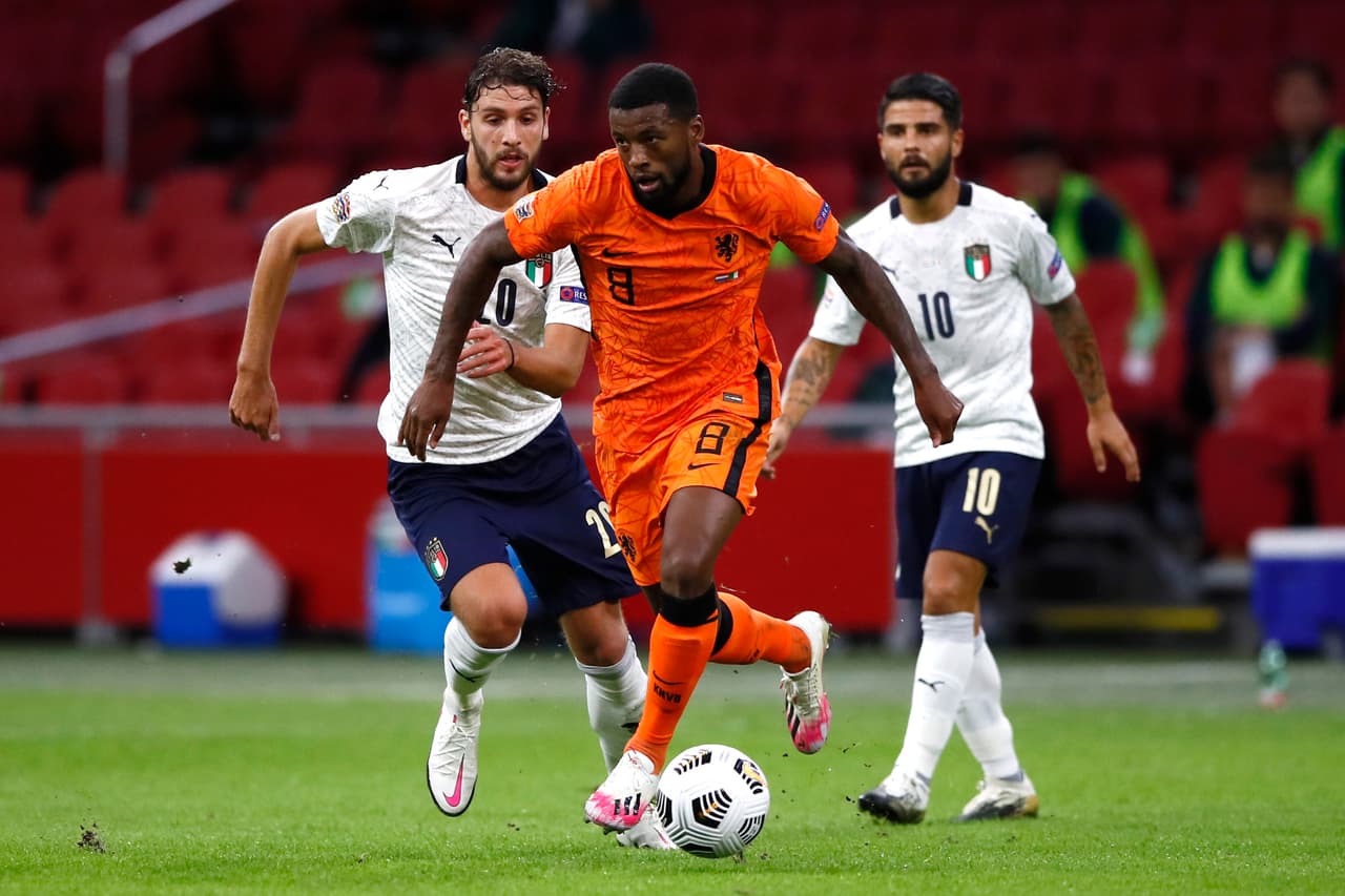 Holanda juega con mucha presión, se nota incómodo a la salida del balón.