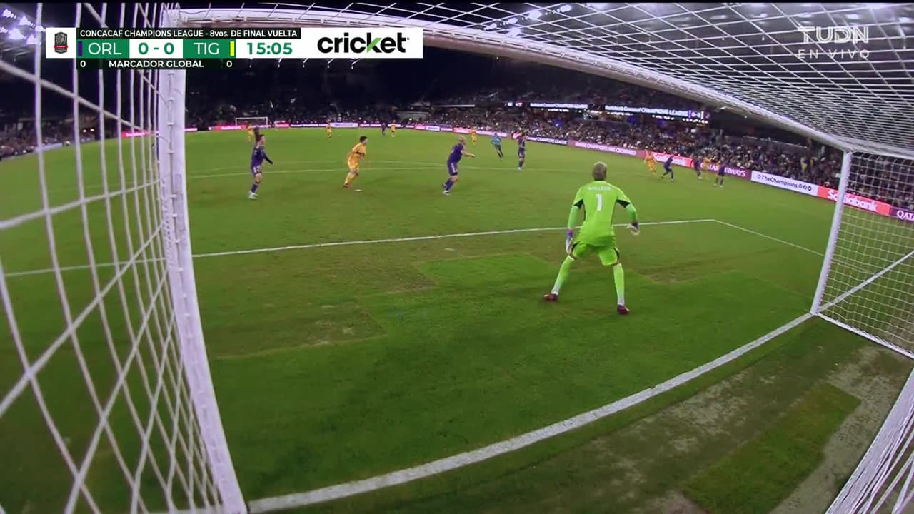 ¡TIRO ATAJADO! disparo por Nicolás Ibáñez.