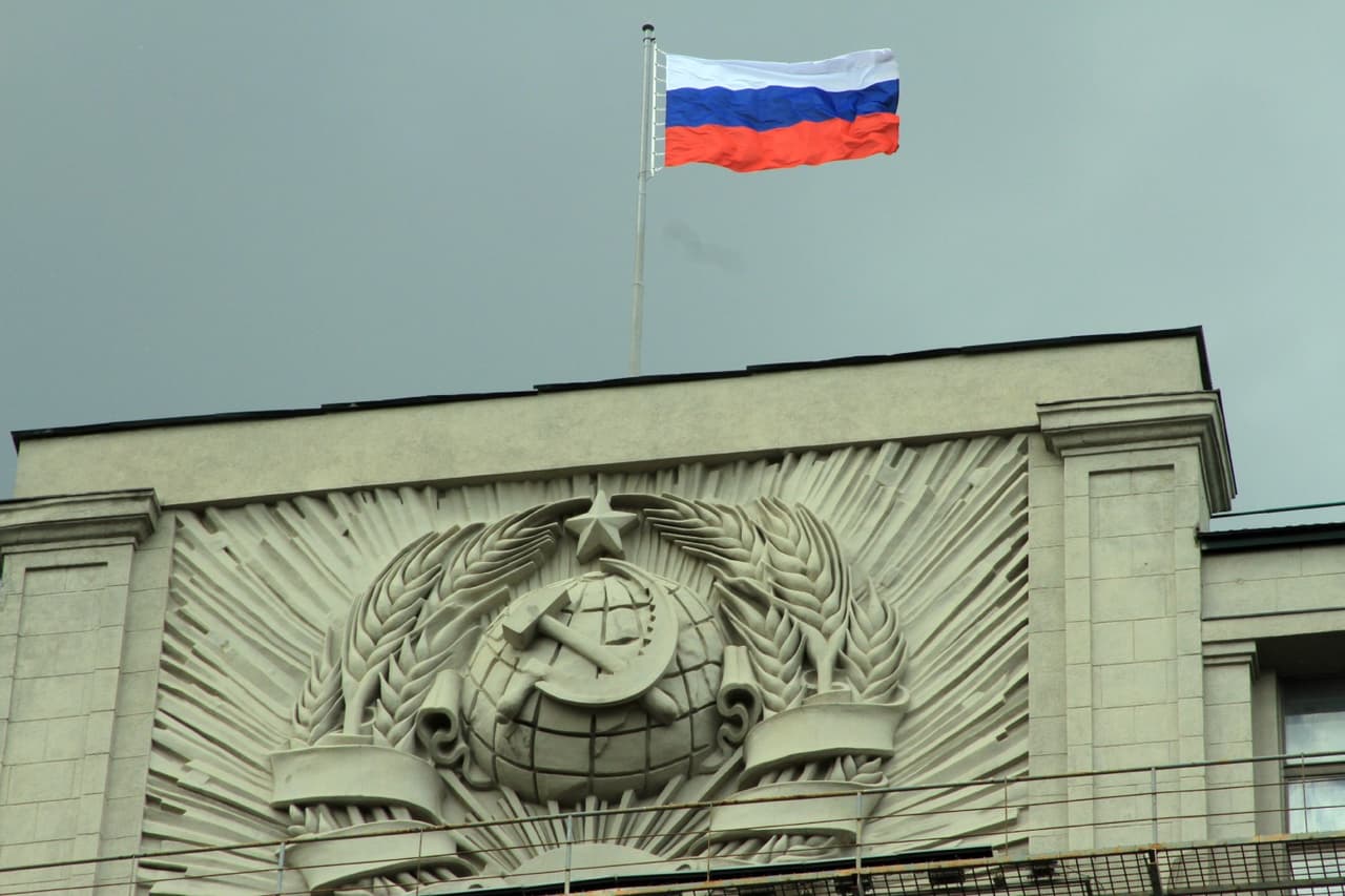 A un costado de la Plaza Roja se encuentra la Duma Estatal, la cámara baja de la Federación Rusa. Mantiene los motivos de la URSS, al grado que en su parte más alta, como la imagen lo muestra, conviven una bandera del actual país y el símbolo de la hoz y el martillo que caracterizaron a la época soviética.
<br>
<br>La Duma Estatal es la cámara baja de la Federación Rusa, donde el parlamento se conoce como Asamblea Federal de Rusia, siendo la cámara alta el Consejo de la Federación.
<a href="https://es.wikipedia.org/wiki/Duma_Estatal">Wikipedia</a>