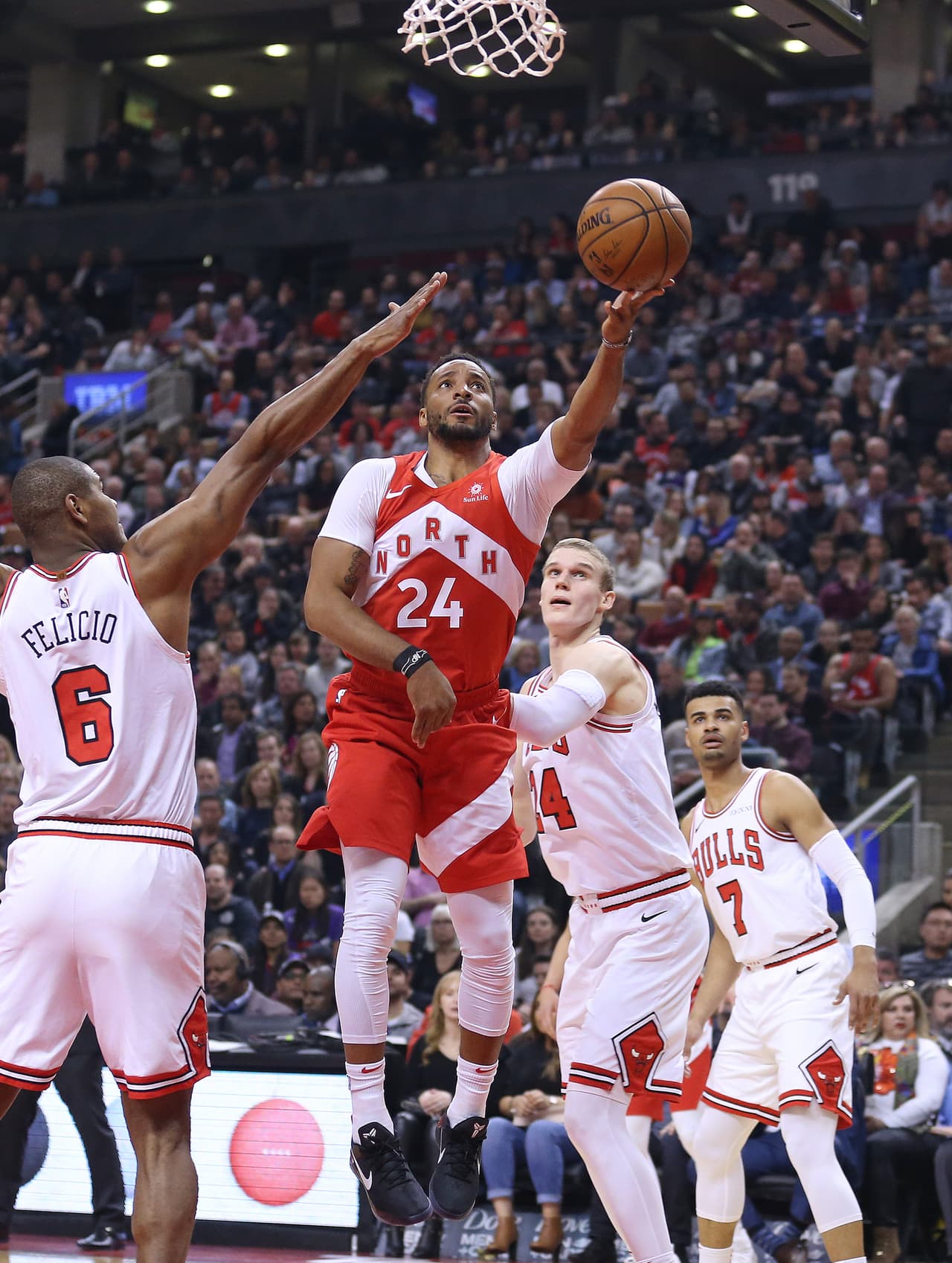 Bulls 103-112 Raptors: un triunfo previsible de Toronto, que ya está ubicado en los playoffs. En esta noche, en el Scotiabank Arena, el mejor jugador del equipo ganador fue Norman Powell con 20 puntos, tres rebotes y tres asistencias.