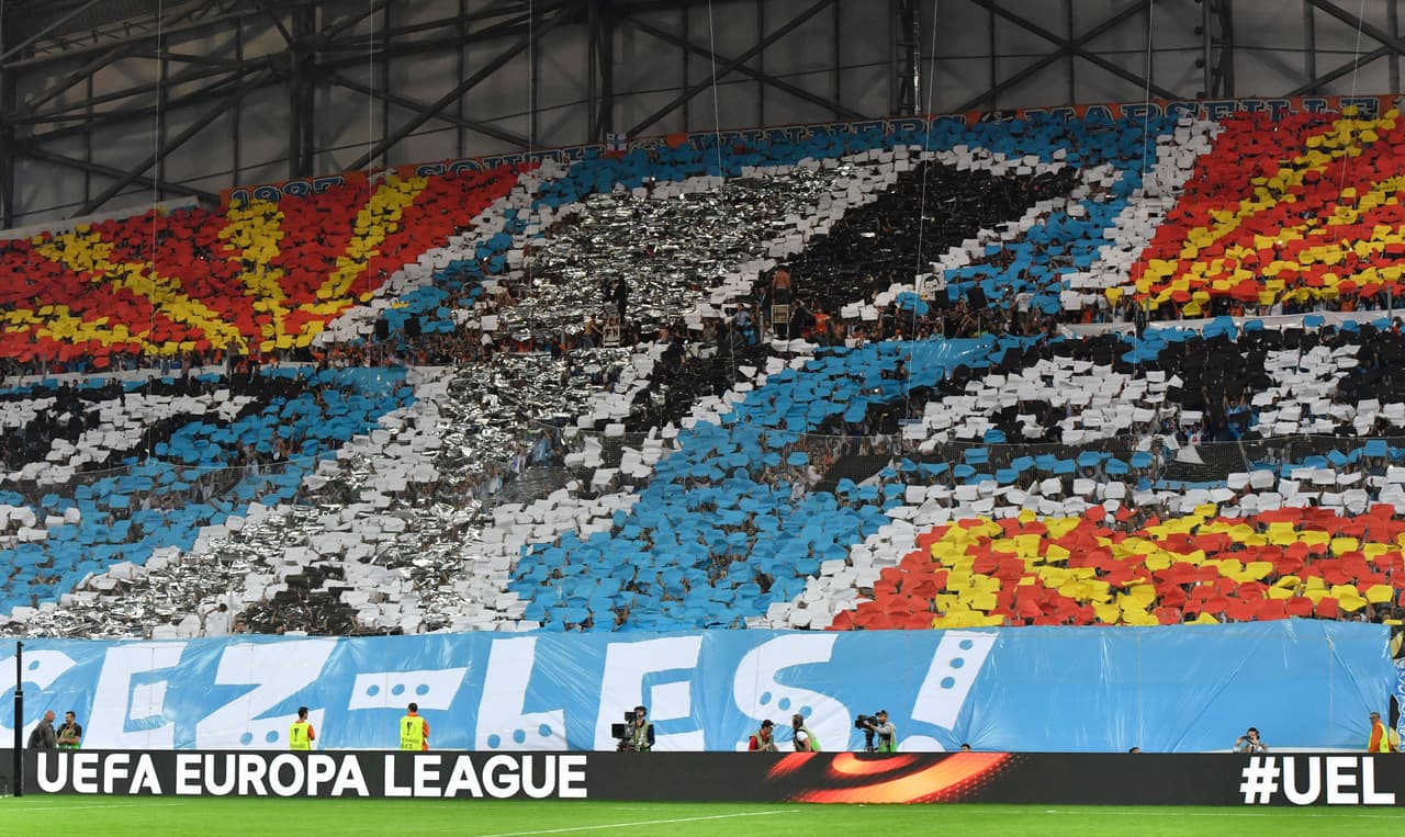 El mosaico preparado en el fondo del Marsella tenía como protagonista al trofeo de la Europa League. El objetivo es claro.