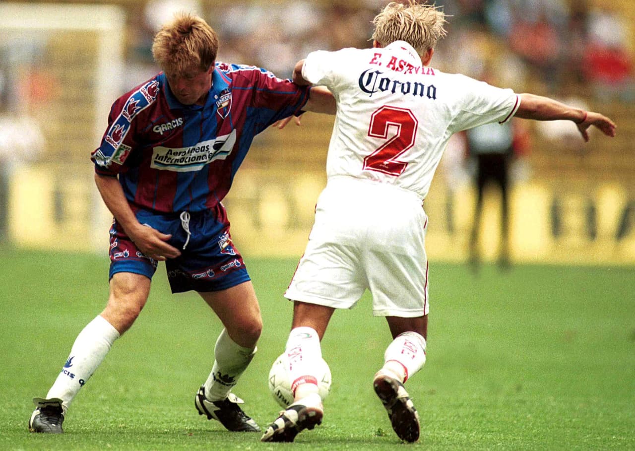 Herrera pasó a militar en Atlante en el 2000, en el que era su tercer paso como profesional por ese club.