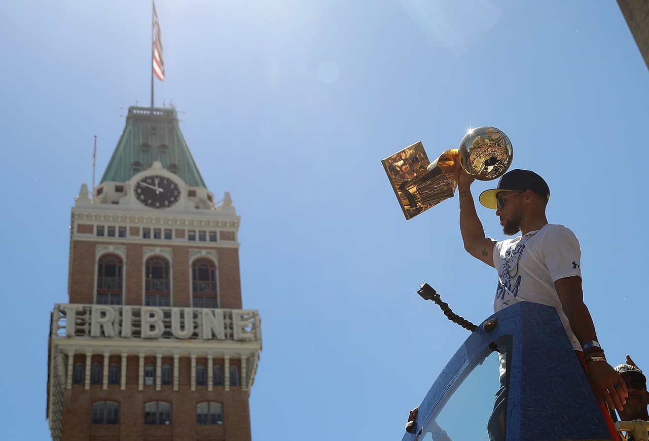 Miles de aficionados de los Golden State vivieron la celebración en un gran ambiente. Curry, Durant, Klay Thompson, Draymond Green y demás disfrutaron de su nueva victoria en el mejor baloncesto del mundo, la NBA.