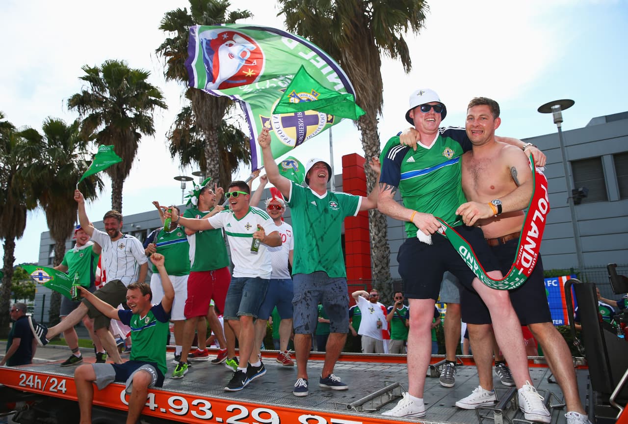 Los fans norirlandeses llegando al estadio en Niza.