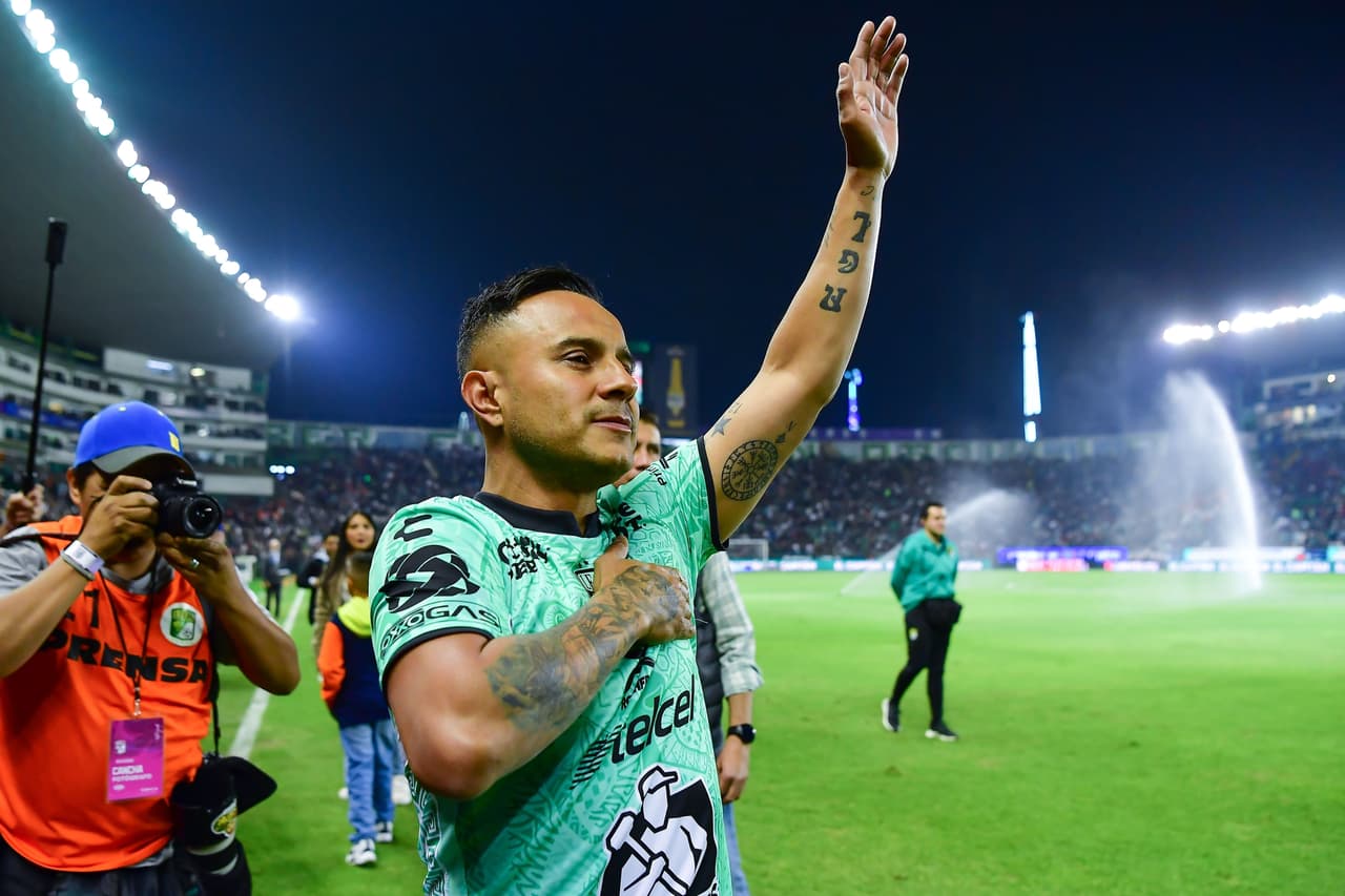 El León vino de atrás para derrotar al Necaxa y con ello sacar el primer triunfo del torneo.