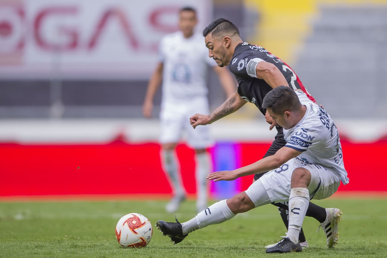 La segunda mitad se iba con imprecisiones y errores de ambos equipos.