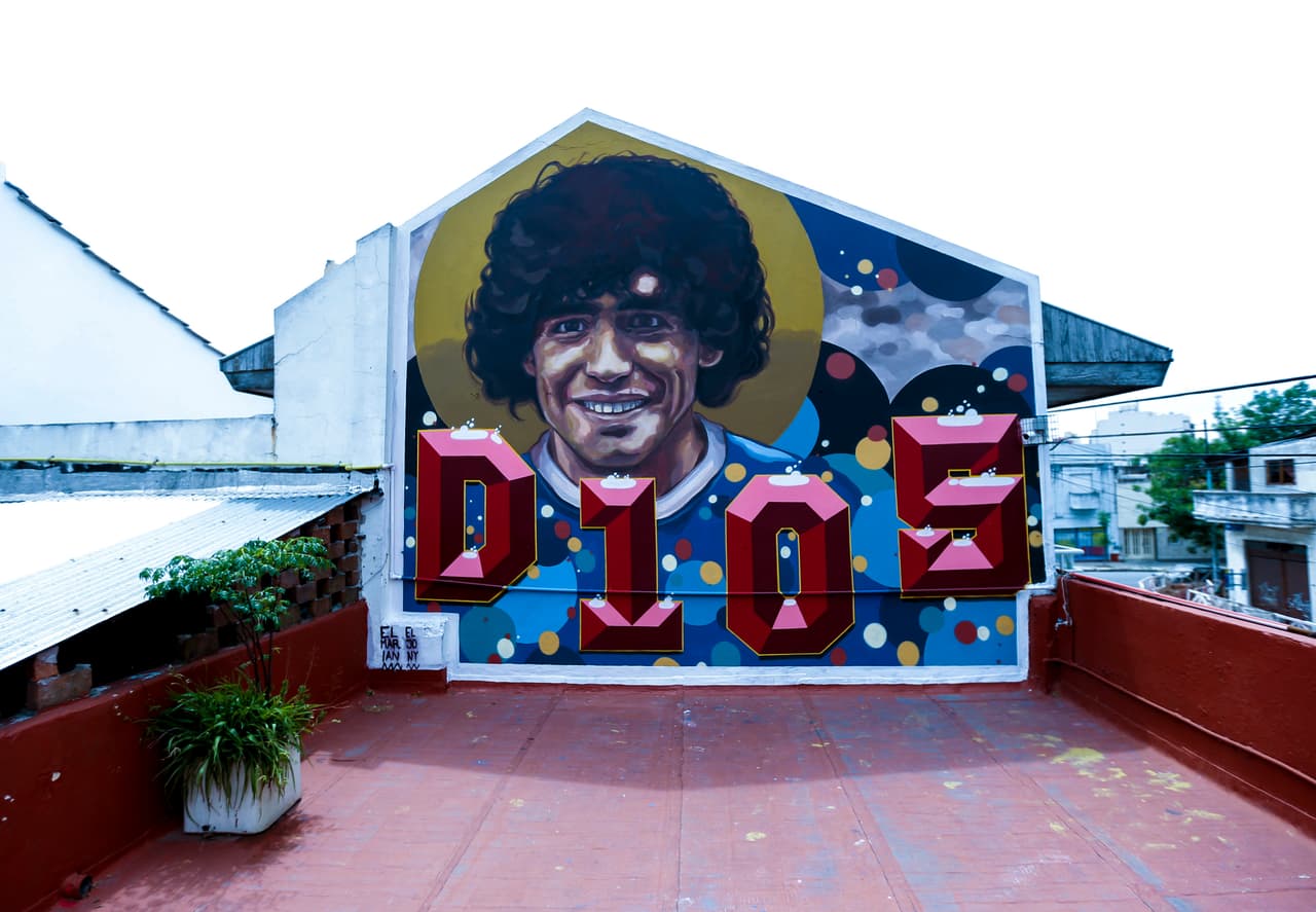 La Casa del Dios es un museo creado en honor a Diego Armando Maradona. Se construyó en la primera casa que tuvo el jugador como profesional, cuando firmó su contrato con Argentinos Juniors en 1978.