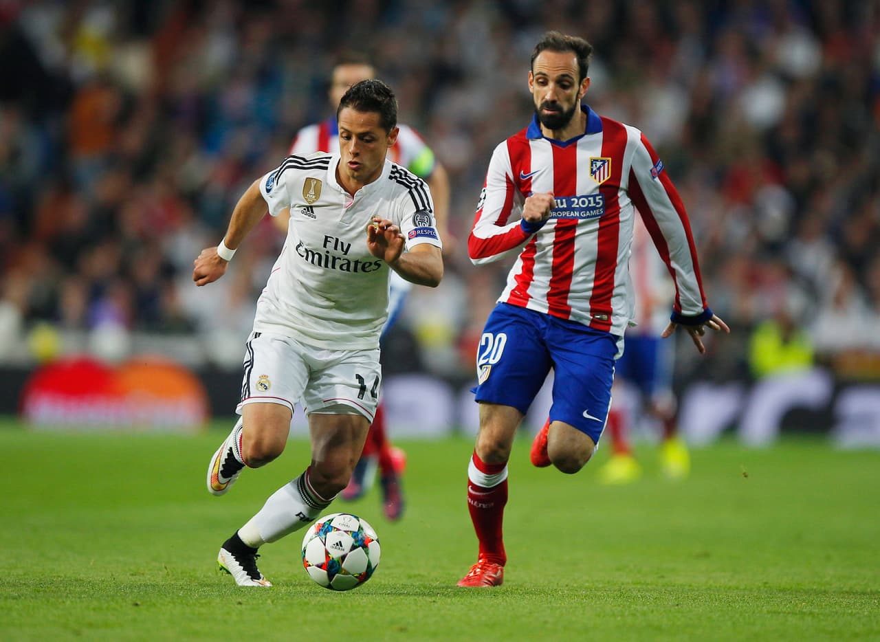 MADRID, SPAIN - APRIL 22: Javier Hernandez of Real Madrid CF is chased by Juanfran of Atletico Madrid during the UEFA Champions League quarter-final second leg match between Real Madrid CF and Club Atletico de Madrid at Bernabeu on April 22, 2015 in Madrid, Spain. (Photo by Gonzalo Arroyo Moreno/Getty Images)