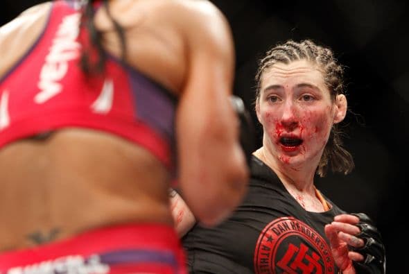 Alexis Dufresne (5-1) vs Marion Reneau (4-1) en peso gallo. Nada mejor para empezar que una pelea en la rama femenina, la cual siempre nos entrega excelente acción. La vencedora fue Marion Reneau (5-1) por decisión unánime (30-26, 30-26, 30-25)