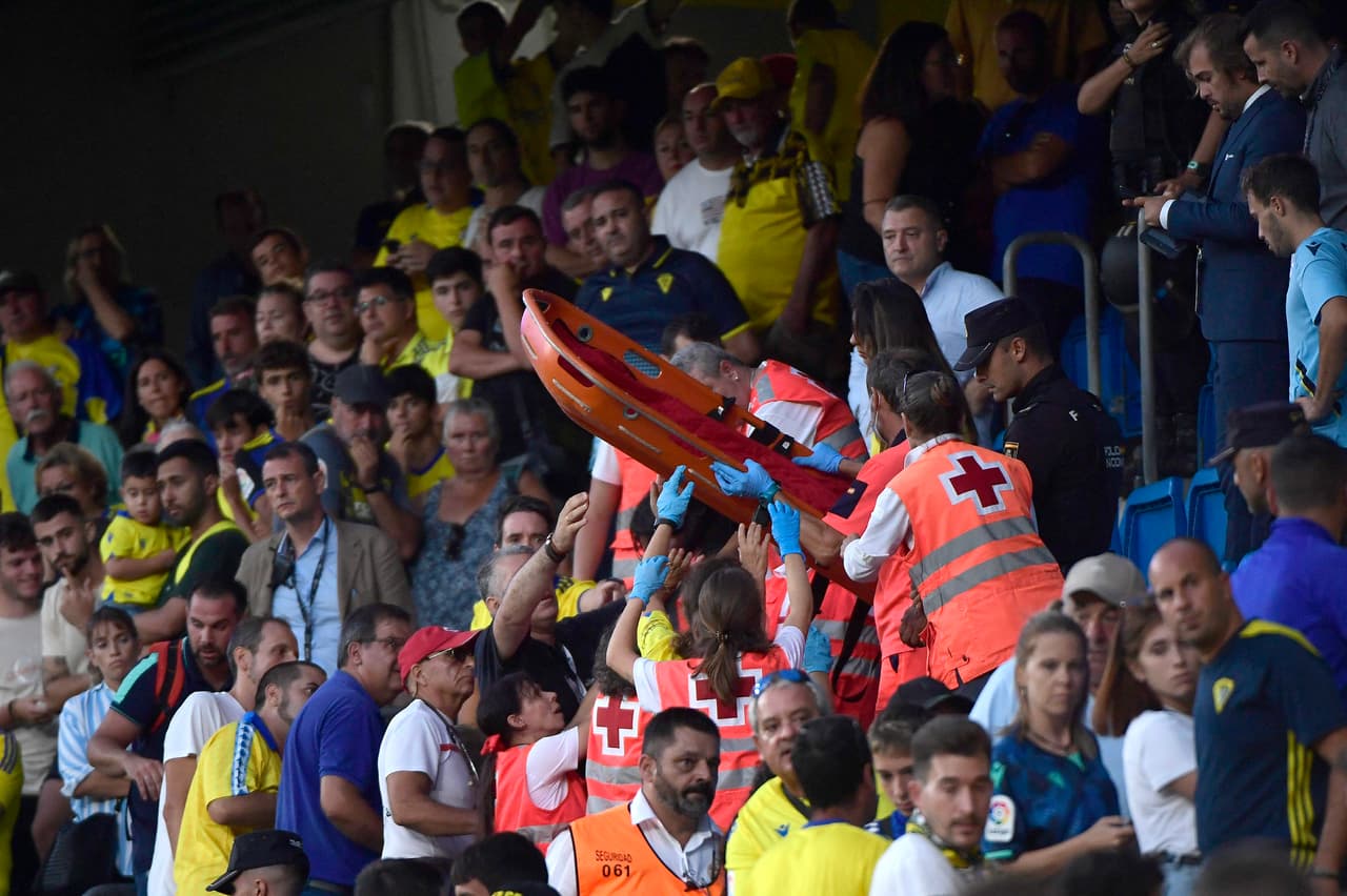 El partido pasó a segundo término luego de que un aficionado sufriera de un paro cardíaco.
<br>