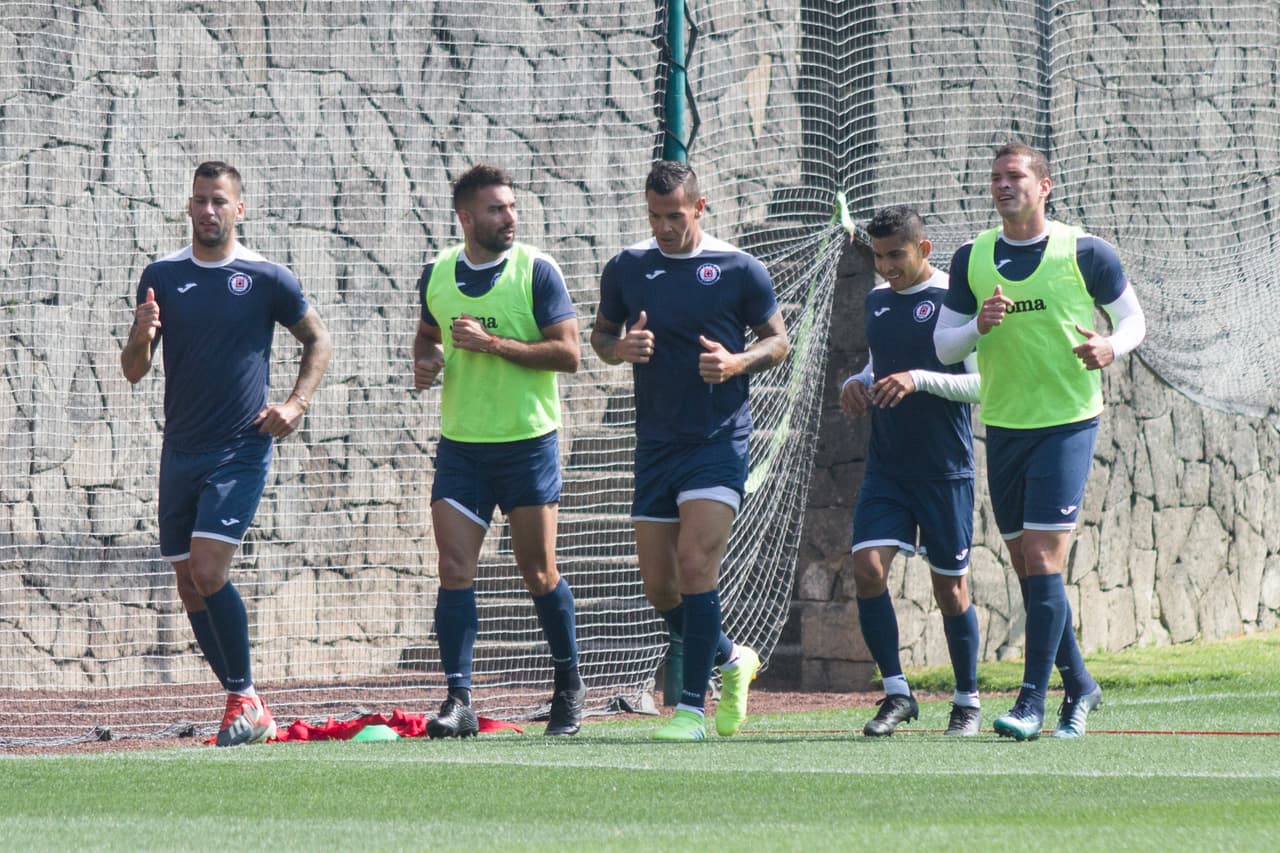 La novedad en el entrenamiento fue el retorno del juvenil Santiago Giménez, quien el pasado septiembre fue operado de un coágulo en el brazo derecho. El delantero trabajó junto a sus compañeros y participó en todos los ejercicios.