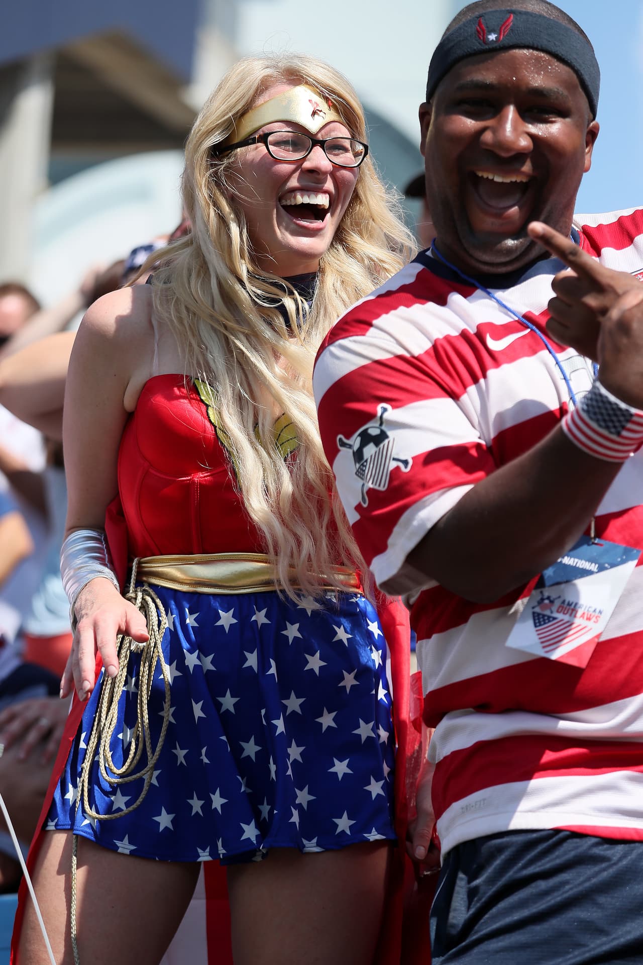 El público norteamericano se dio cita para apoyar a su selección. Maquillajes, peinados estrafalarios y una inmensa cantidad de artículos promocionales fueron la constante en el Nissan Stadium.