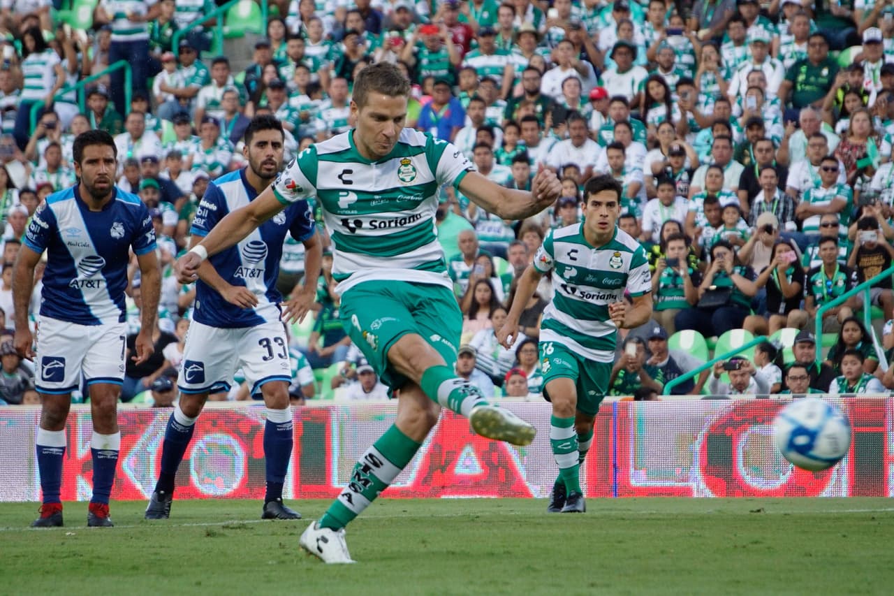 Iniciando la parte complementaria se marcó una falta dentro del área sobre Furch y el propio goleador de los Guerreros pateó desde los once pasos para convertir el 3-1, ocurrió al minuto 49.