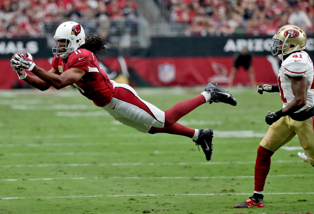 Así se lanzó Larry Fitzgerald de los Cardinals para quedarse con este envío de Carson Palmer.
