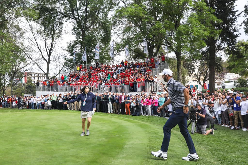 Johnson pasó problemas en el comienzo, pero tuvo un golpe de suerte con un árbol para luego transitar hasta la meta y embolsarse su sexto World Golf Championship title este domingo.