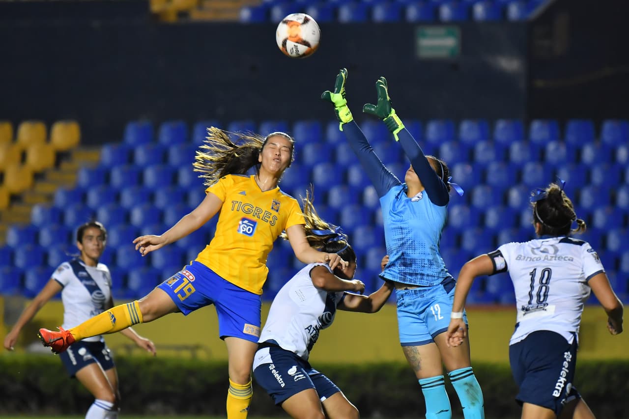 Las majores ocasiones de peligro las generó Tigres en la primera mitad, aquí vemos a Blanca Solís de Tigres elevarse para intentar desviar el esférico ante la salida de la guardameta poblana Karla Morales.