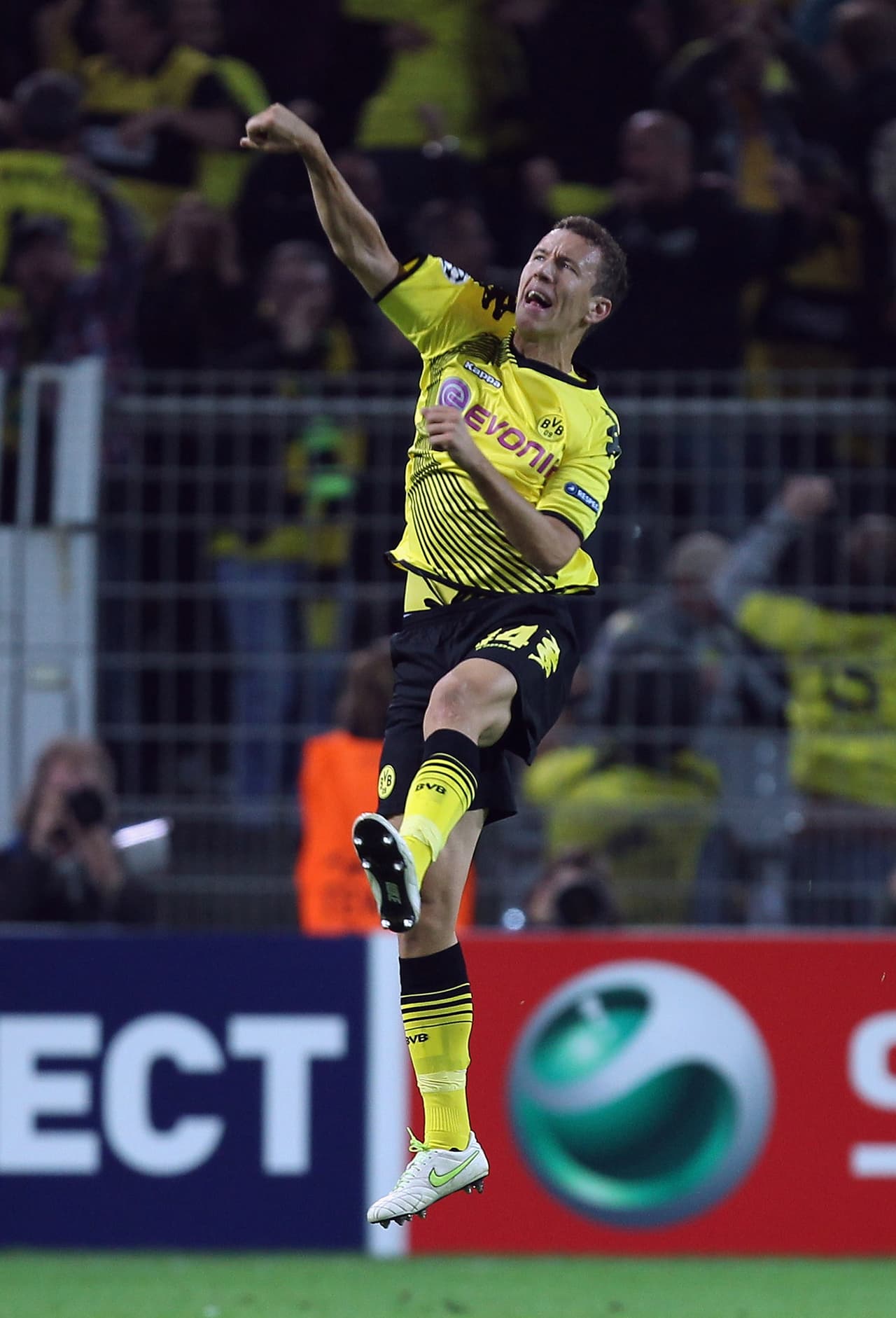 A partir de 2011 pasó dos temporadas en el Borussia Dortmund de la Bundesliga, pero Jürgen Klopp prefería al polaco Jakub Blazikowski.