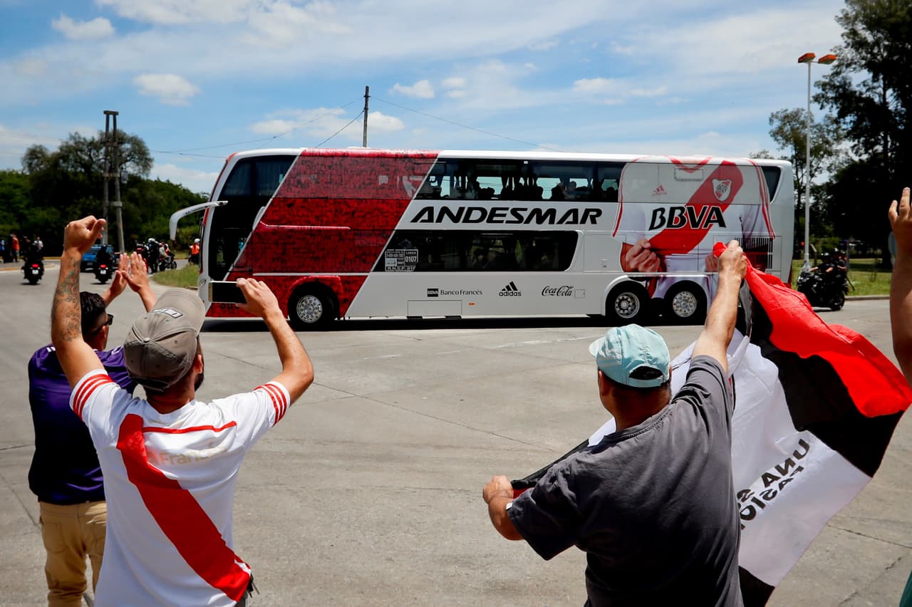 Solo hasta la llegada del camión al aeropuerto se vieron fanáticos con sus banderas y playeras apoyando al equipo.