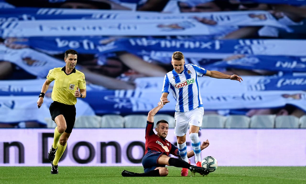 En el estadio de colocaron mantas grandes para reemplazar a los aficionados, pero no se vive el mismo ambiente en los escenarios del mundo futbolístico sin ellos.