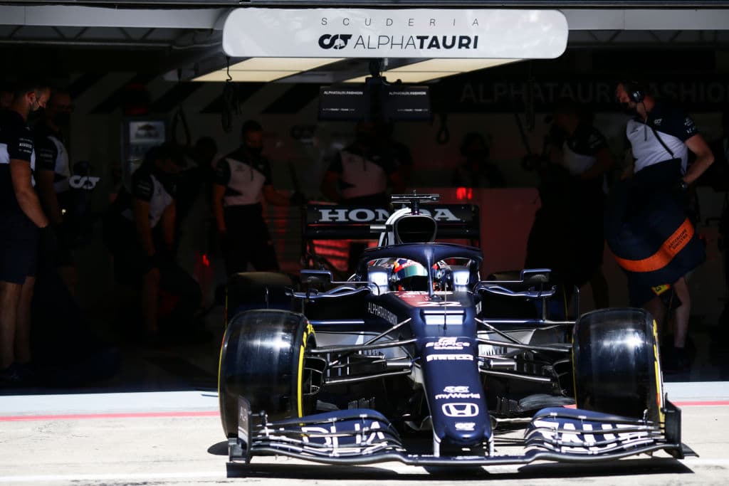 Max Verstappen 1:03.841, Valtteri Botas 1:04.035 y Lewis Hamilton 1:04.067 fueron los tres pilotos que saldrán al frente el día de mañana en Austria.