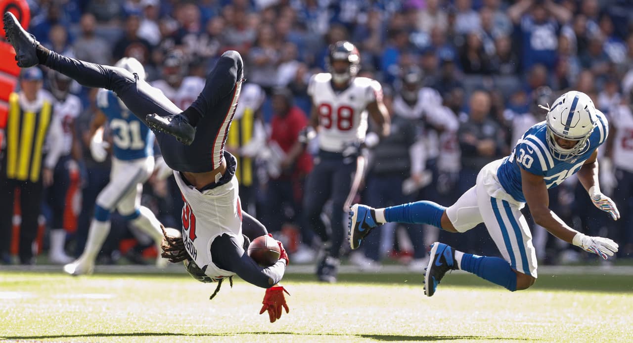 DeAndre Hopkins vuela ante la marcación del defensivo George Odum de los Indianapolis Colts en un partido favorable para los locales. ¡Vaya sorpresa que se llevaron los Texans!