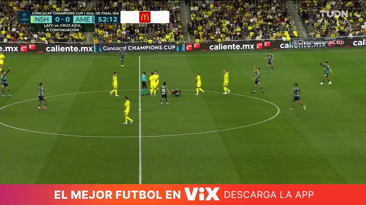 ¡Cuidado con el Chiquito Sánchez! Le cometen falta al jugador del América