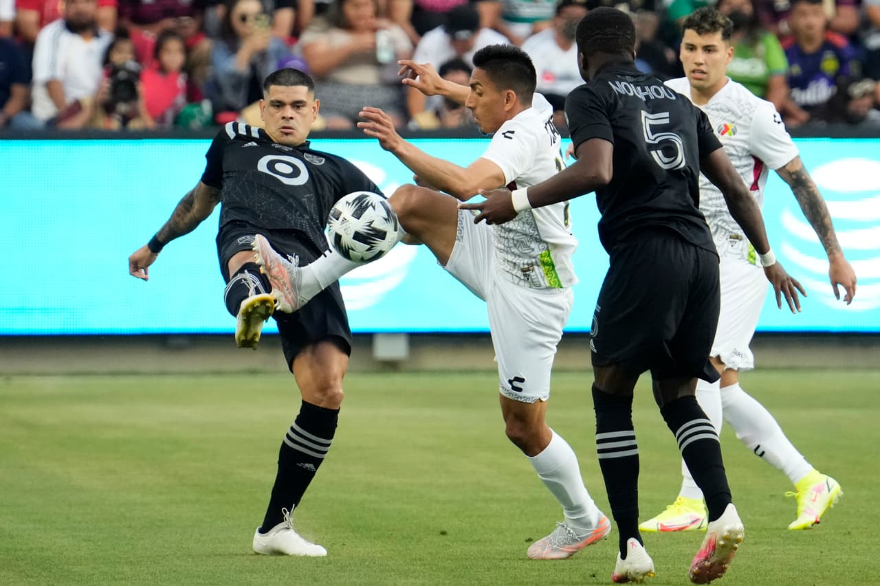 La acción inició con un intercambio de acciones entre los dos equipos.
<br>