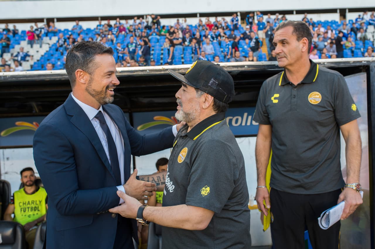 Rafa Puente saludó a Maradona ante la mirada de Luis Islas, el 'brazo derecho' del otrora capitán de la selección argentina. Un momento de camaradería previo al cotejo de la Copa MX.