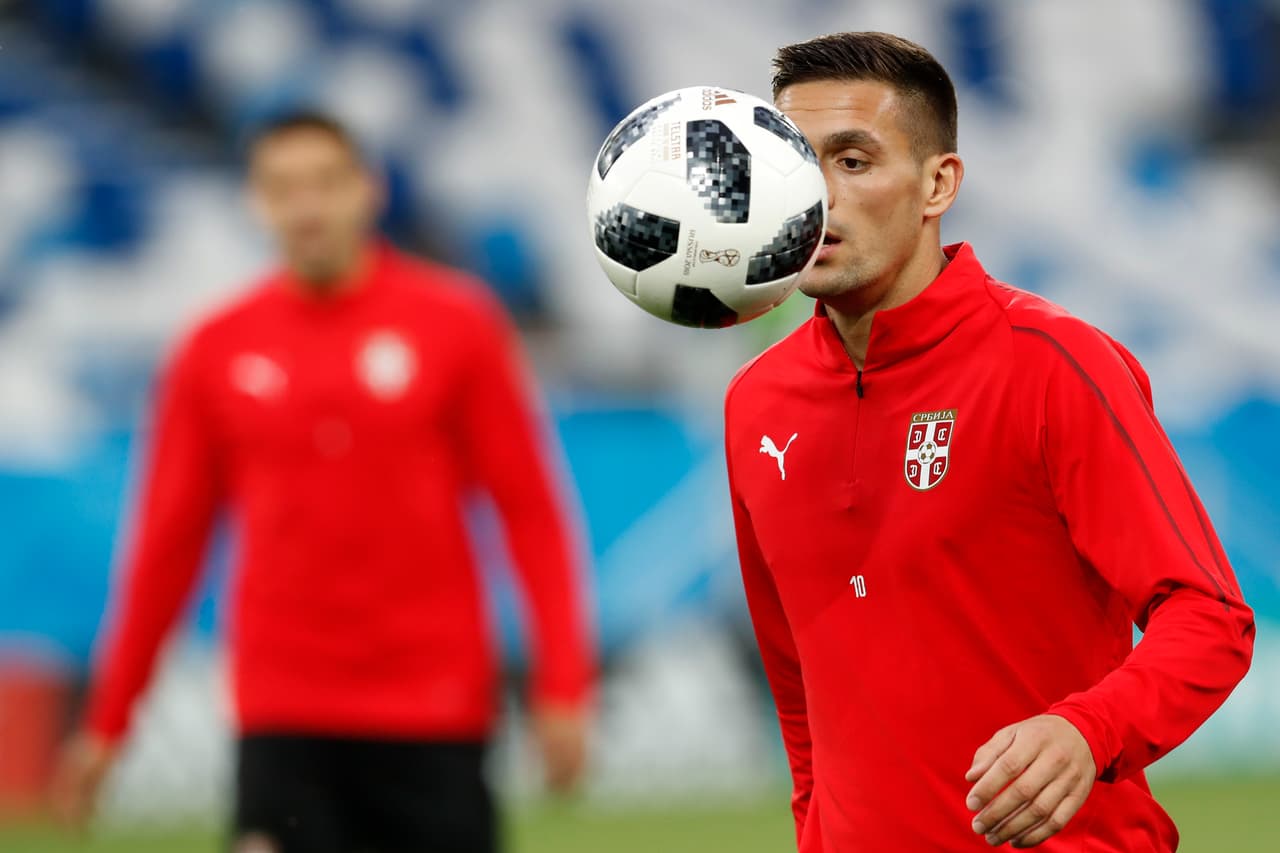 Escondido detrás del esférico, Dusan Tadic, volante del Southampton de la Premier League inglesa, será un jugador pivotal en el encuento con su visión de juego y su capacidad recuperadora.