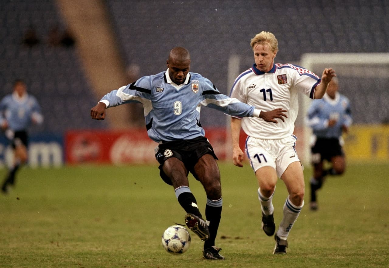 Mientras que el uruguayo Marcelo Zalayeta es el que tiene el récord pero del más joven. Su gol lo anotó en la edición 1997 ante República Checa con 19 años y 10 días cumplidos.