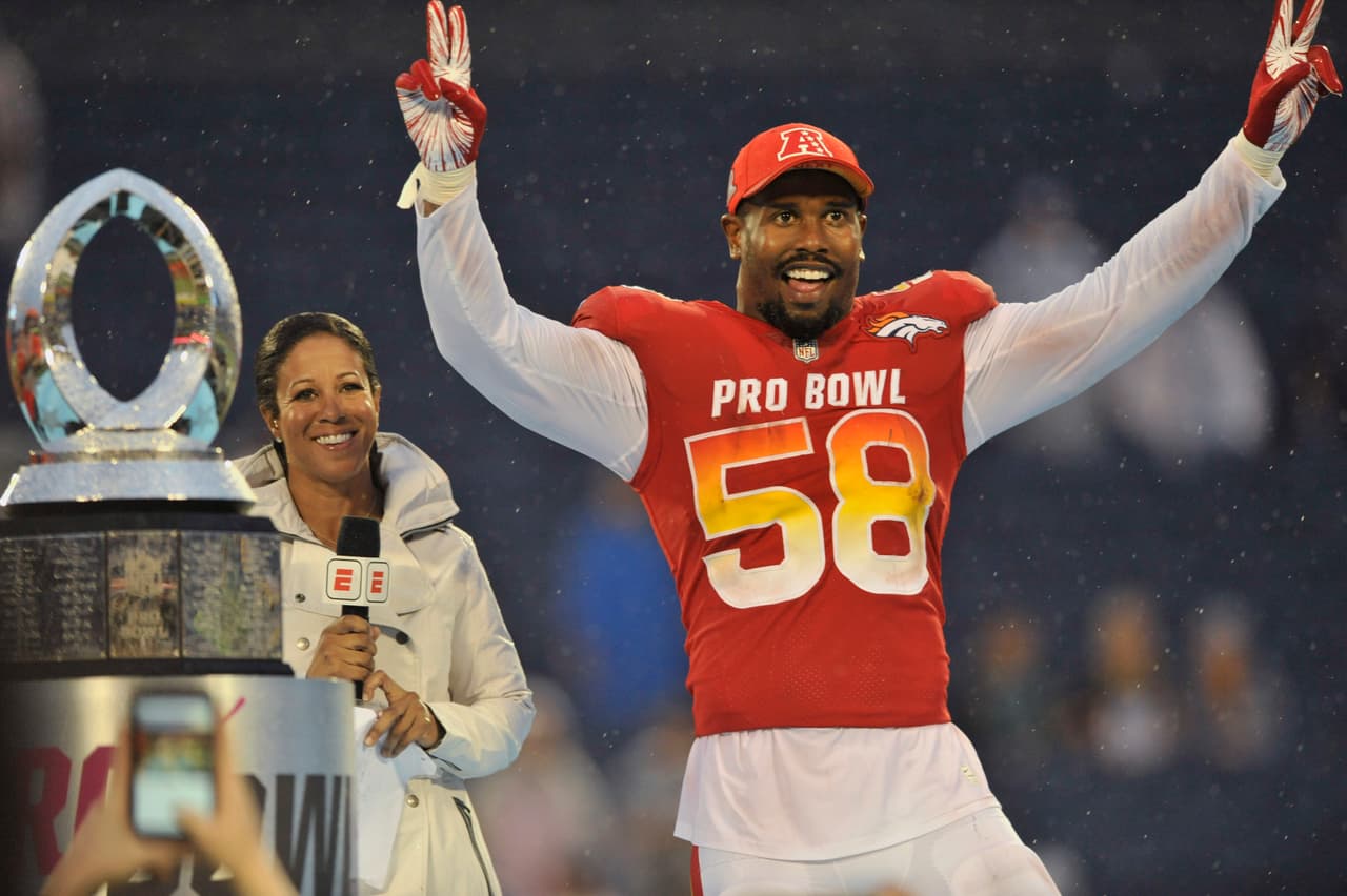 El MVP defensivo fue para Von Miller, jugador de los Broncos de Denver. Además de conseguir una captura de mariscal de campo, recuperó un balón suelto que terminó por definir el encuentro en los minutos finales.