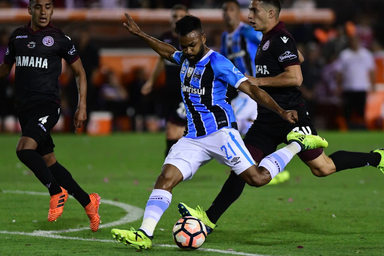 Al minuto 27 llegó un baño de agua fría para el público local con un zapatazo de Fernandinho que puso el primero para el Gremio, poniendo el marcador global 0-2.