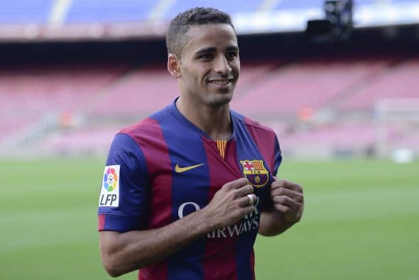 El lateral derecho es cubierto por Douglas, el brasileño llegó en los últimos días de traspasos para reforzar al Barcelona previo al castigo que le impondrá la UEFA, pero el jugador no ha tenido minutos por la calidad de juego de Dani Alves.