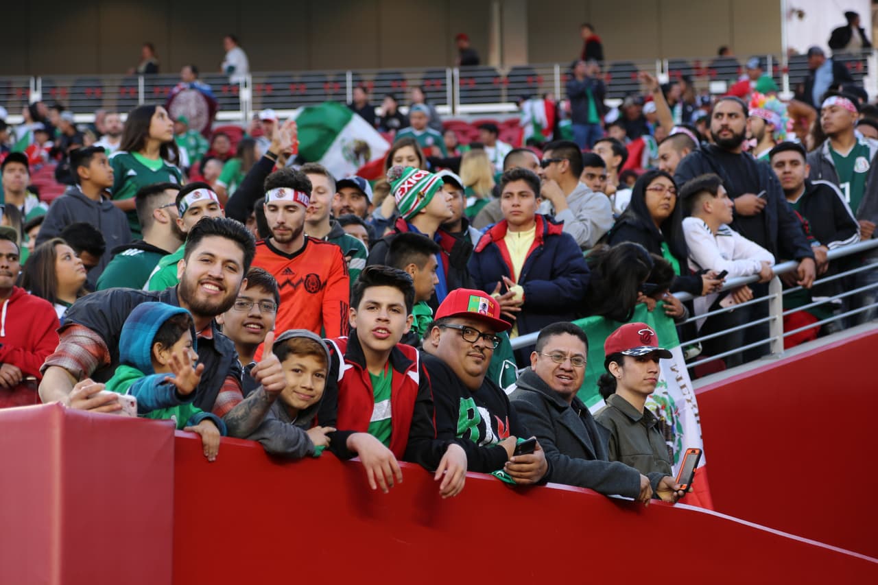 Seguimiento gráfico de los trabajos en cancha de los jugadores, las características del escenario y hasta la alegría de los asistentes en el Levi's Stadium en el partido de México contra Islandia.