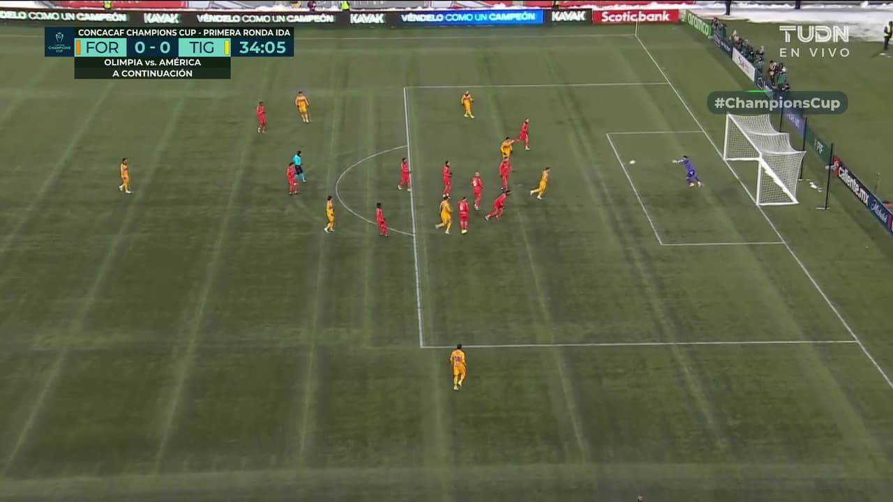 ¡Iba a ser un golazo! Gignac dispara pero Bertaud lo desvía