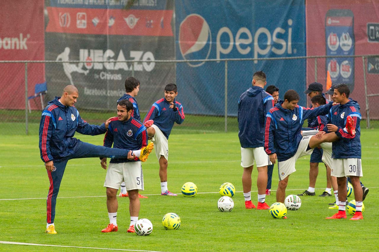 Sin embargo, Chivas pasaba duros momentos y sus aficionados exigían un título sí o sí.