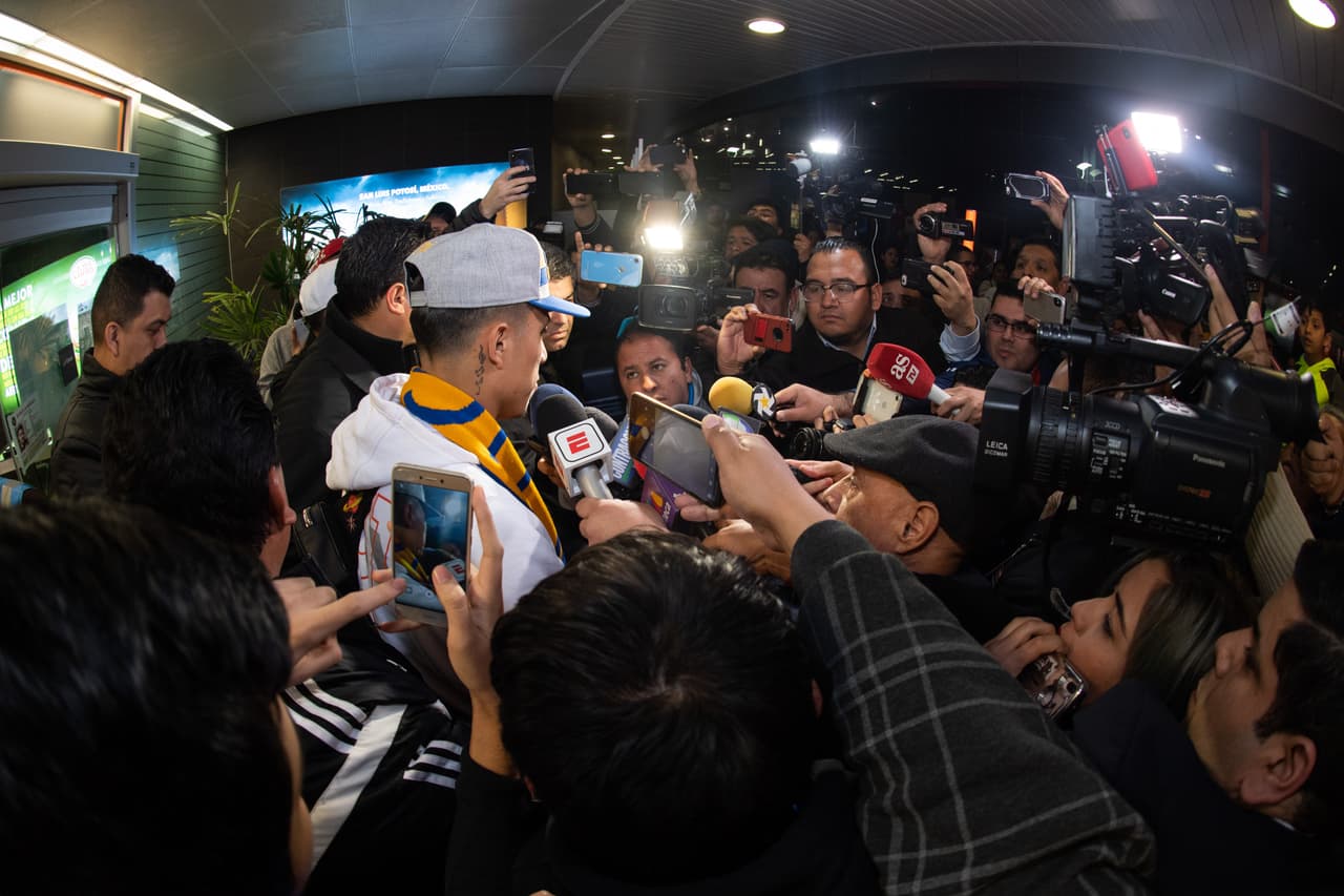 La experiencia previa de Salcedo como profesional en la Liga MX fue con Chivas de Guadalajara en 2015, club con el que fue campeón de la Copa MX y de la Supercopa MX.