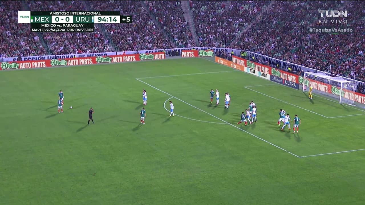 ¡TIRO ATAJADO! disparo por Johan Vásquez.