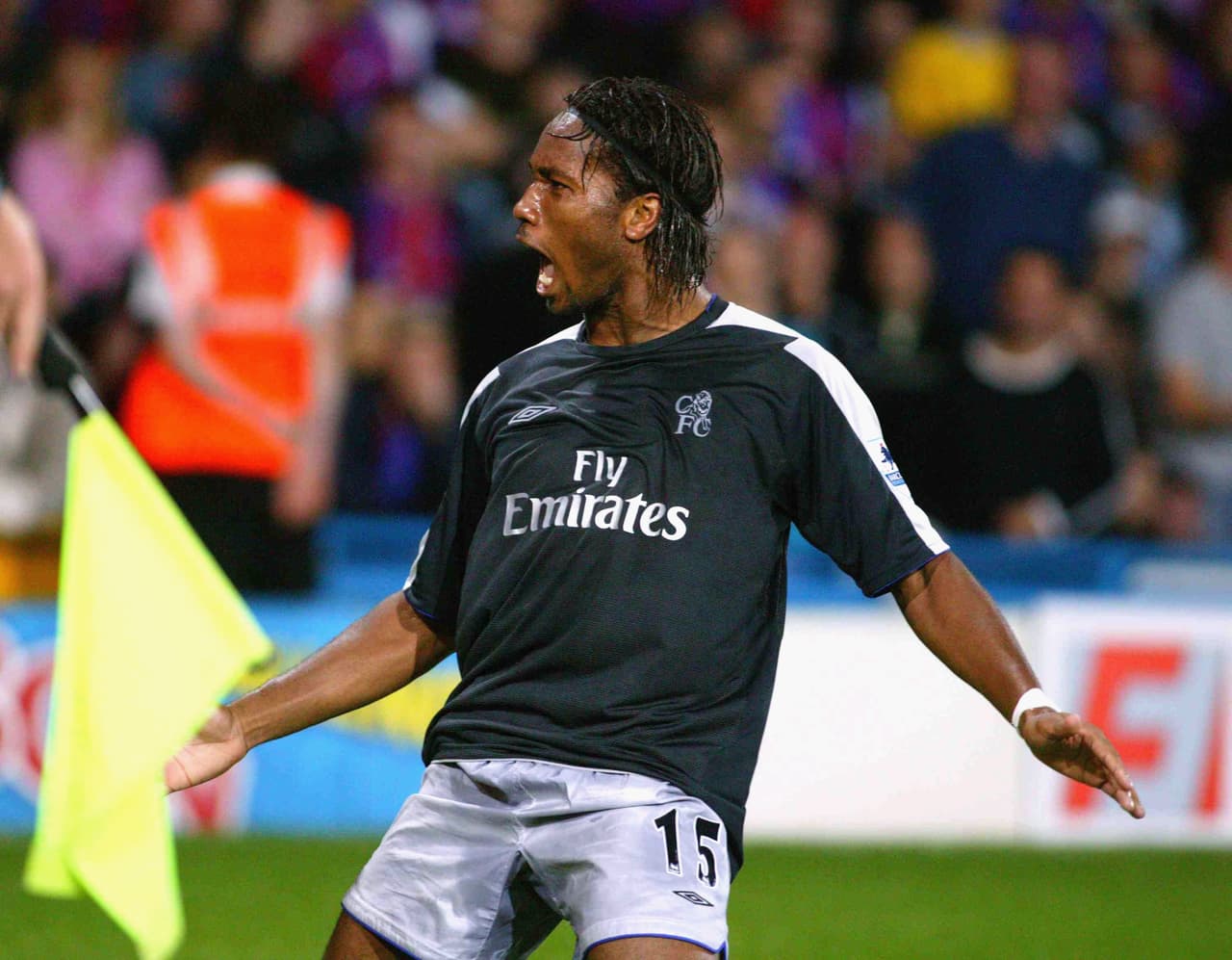 Para la temporada 2004/05 el goleador africano se puso la playera del Chelsea F.C. que un año atrás había sido comprado por el multimillonario ruso Roman Abramovich.